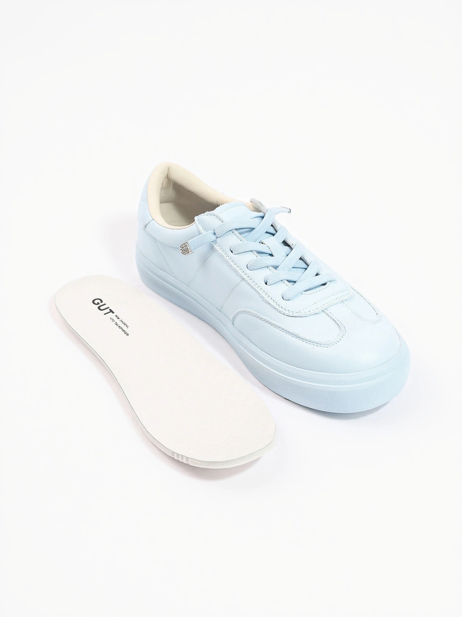 Кеды голубого цвета на низкой подошве